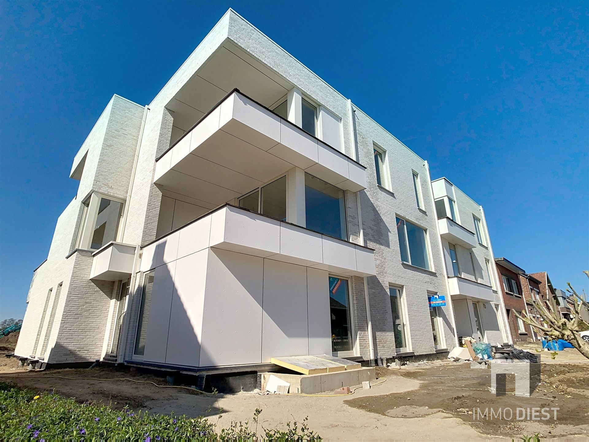 Gelijkvloers appartement met terras en tuintje foto 2