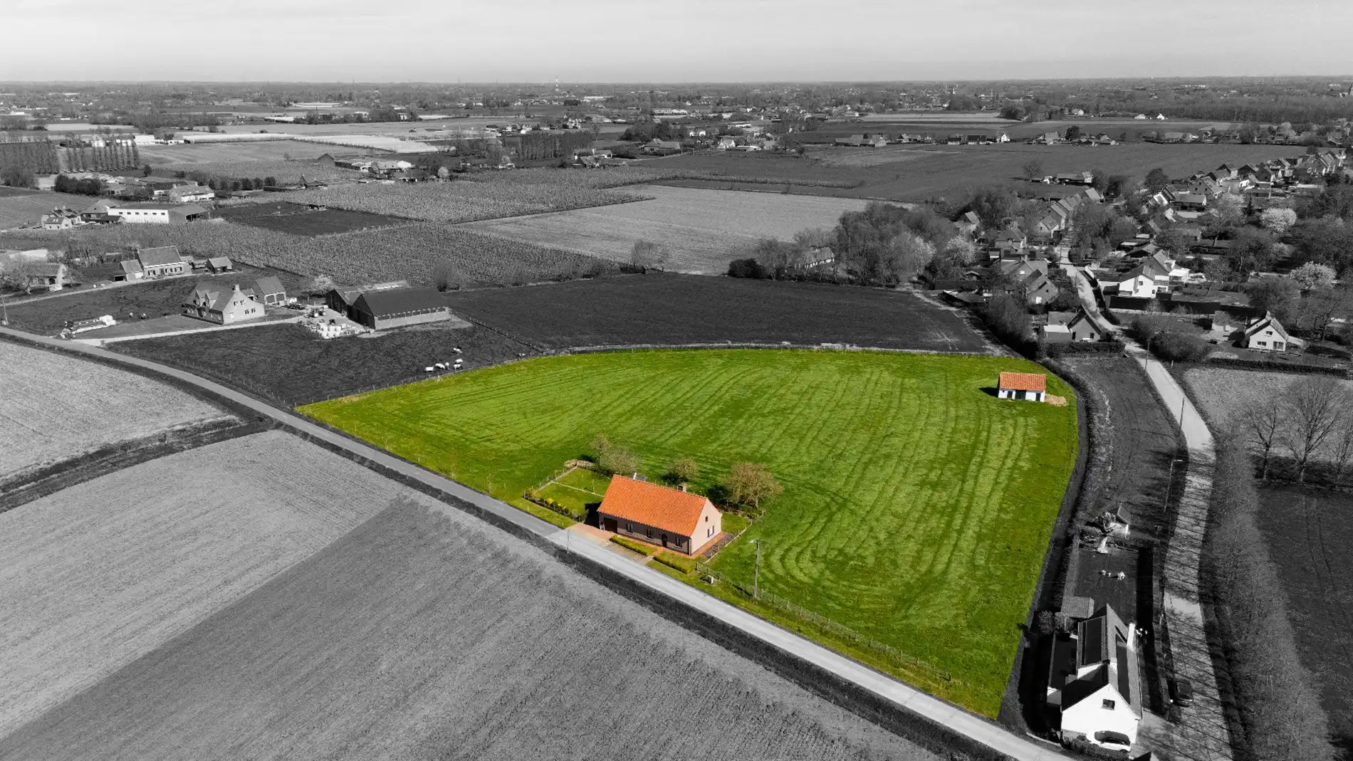 Hoofdfoto van de publicatie: UNIEKE LANDELIJKE EIGENDOM MET WEILAND OP 1HA 35A 95CA