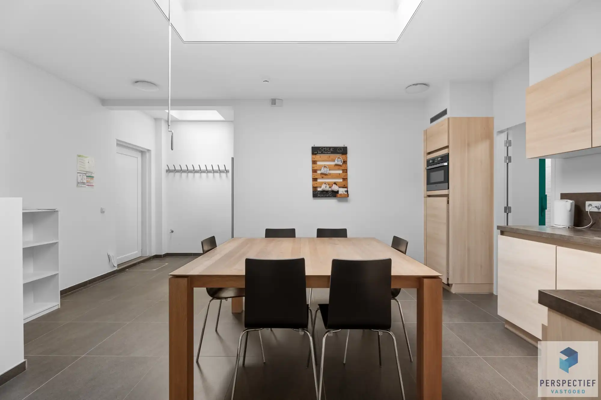 Veelzijdig handelshuis/kantoorgebouw foto 11