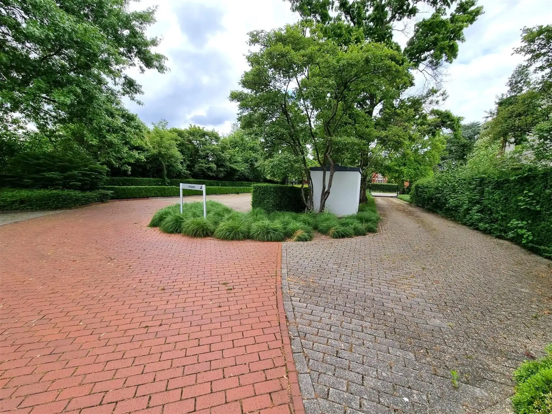 Kantoorgebouw met magazijnruimte, bruto vloeropp 1770 m² op een perceel gelegen van 49a85ca. foto 9