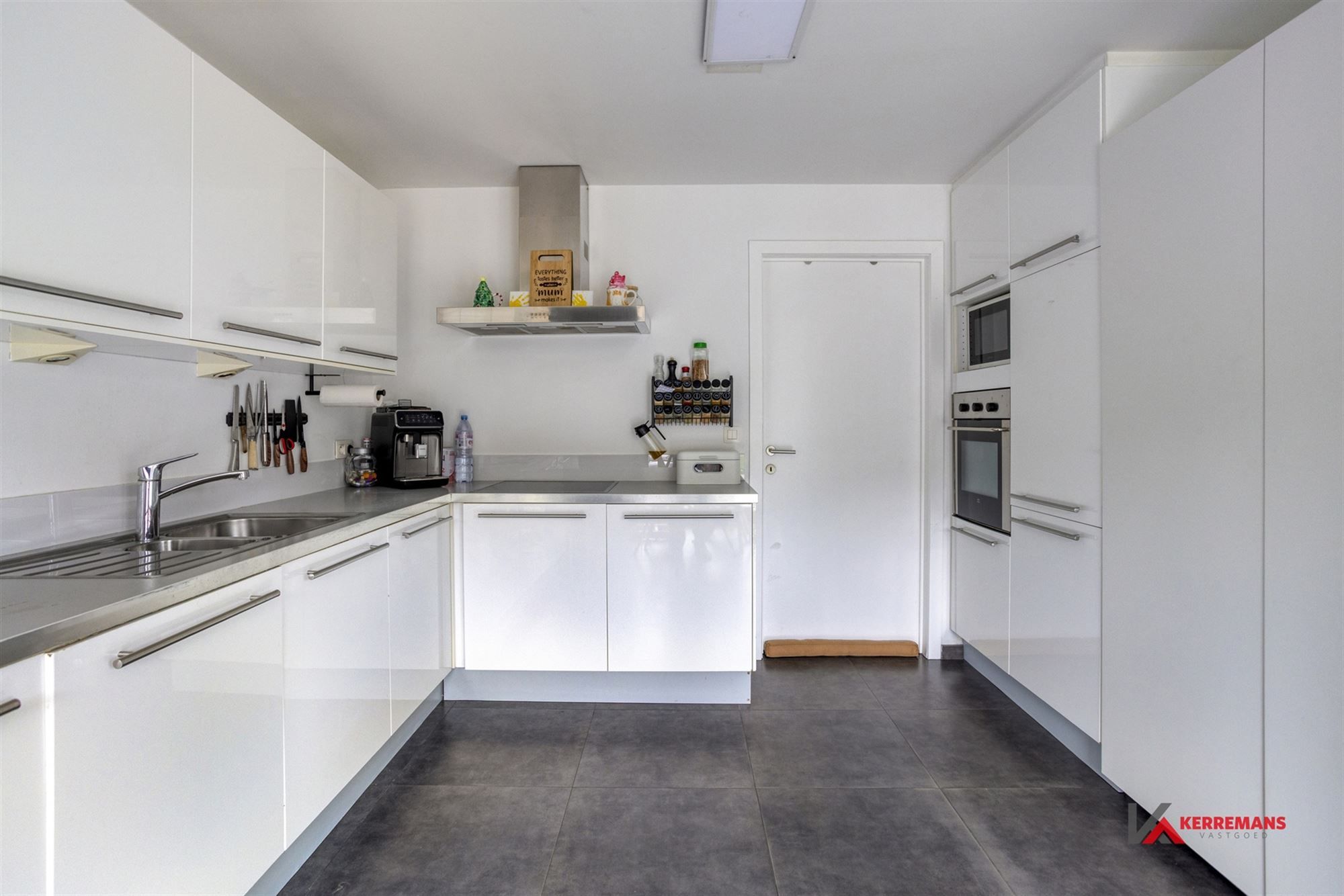 Instapklare woning met 4 slaapkamers , tuin en garage. foto 10