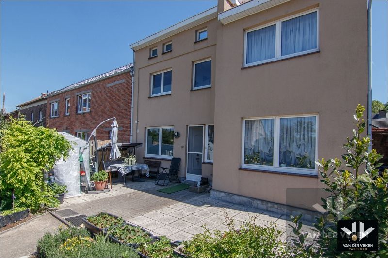 RUIME, GOED ONDERHOUDEN WONING MET 3 SLPK NABIJ TONGEREN-CENTRUM foto 3