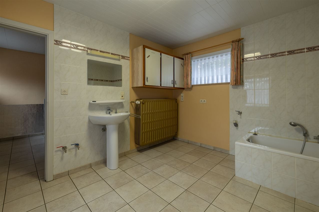 Temidden van agrarisch gebied, grenzend aan bos foto 17