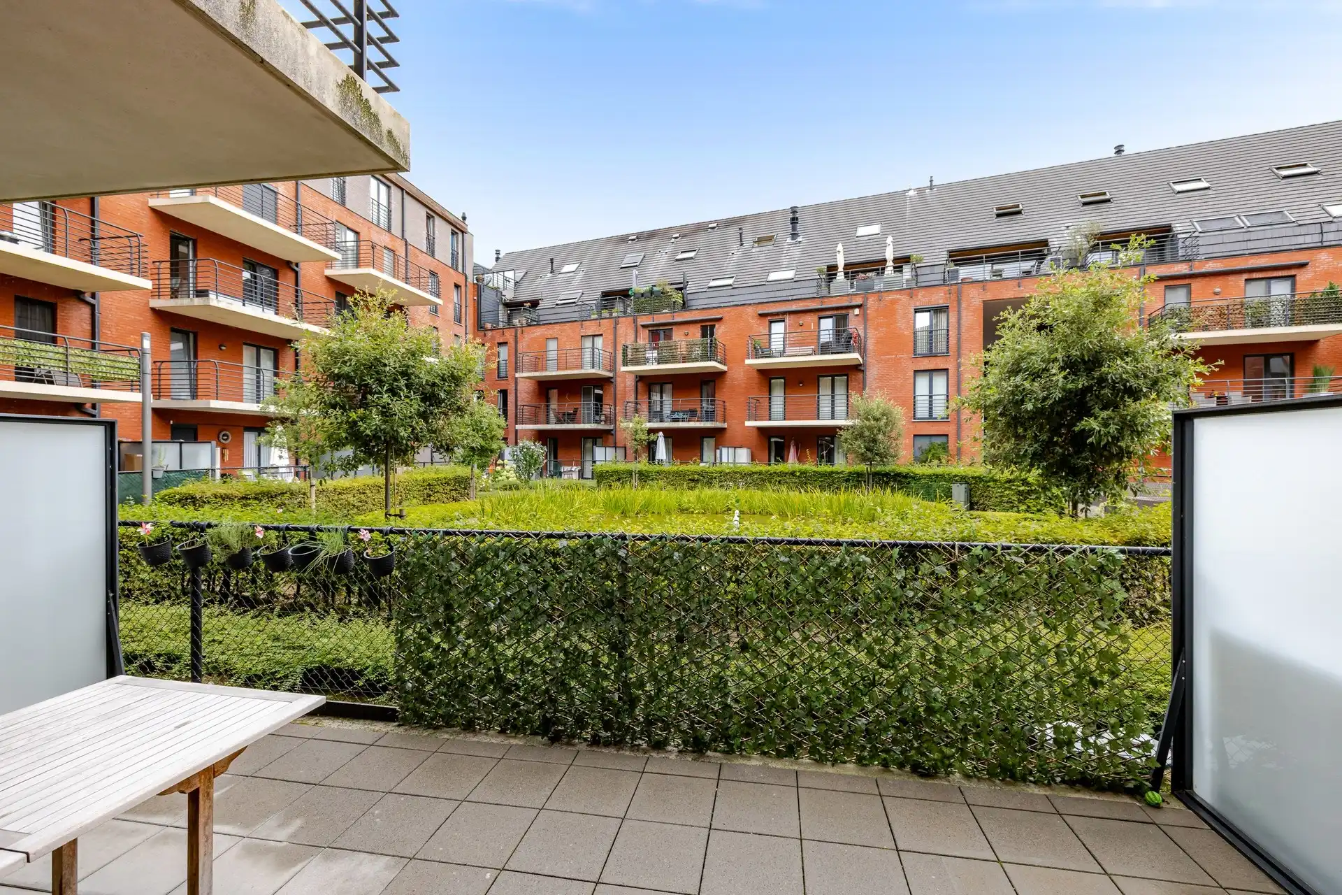 Instapklaar gelijkvloers appartement met 2 slaapkamers, ruim terras en ondergrondse staanplaats in hartje Aalst foto 22