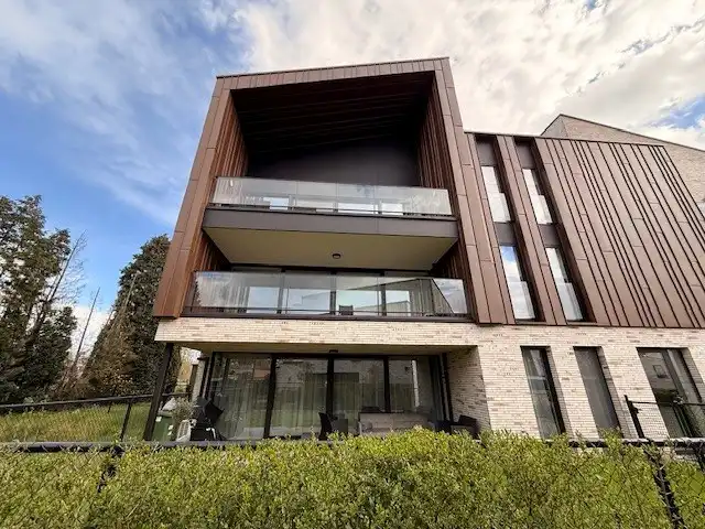 Nieuwbouwappartement met 1 slaapkamer, terras en autostandplaats te Maasmechelen. foto {{pictureIndex}}