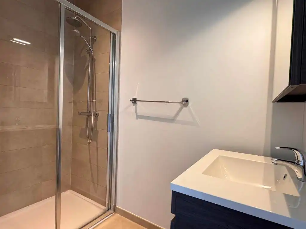 Luxueus en ruim recent appartement met 3 slaapkamers en 2 badkamers. foto 12
