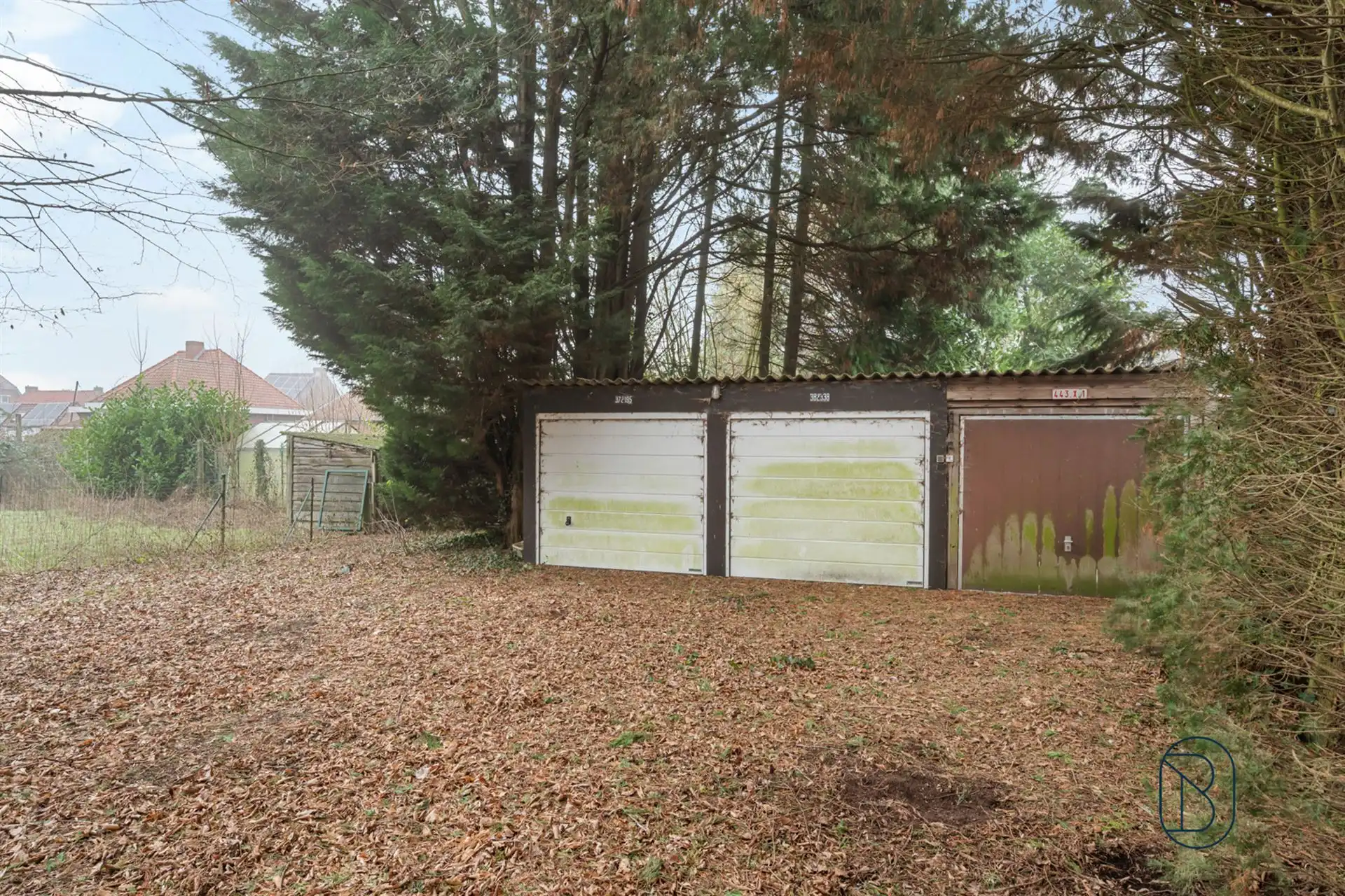 Charmante te renoveren woning, met mooie tuin. foto 5