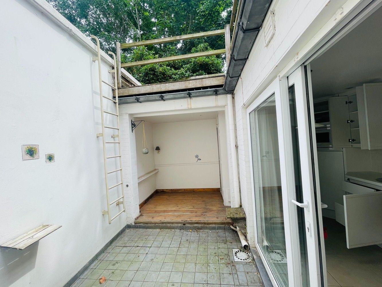 Brugge centrum rustige ligging, vlakbij alle winkels LEUK INSTAPKLAAR WOONHUIS met KOER+ GROOT ZONNETERRAS op de 1éVerd, 2 mooie slaapkamers foto 3