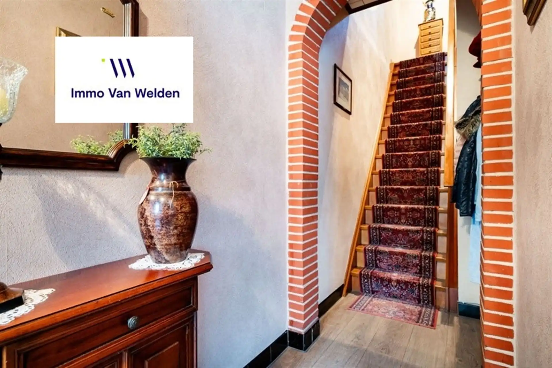 Te moderniseren halfopen woning met tuin en garage op 629 m² in Ouwegem. foto 3
