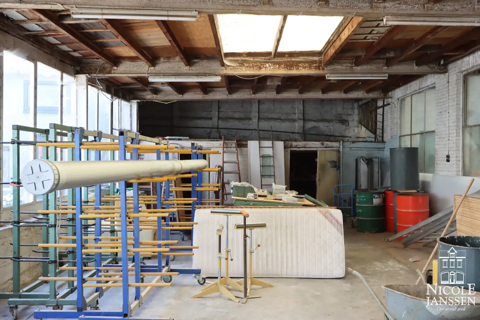 Handelspand met bovenliggend appartement gelegen op een gunstige locatie foto 5