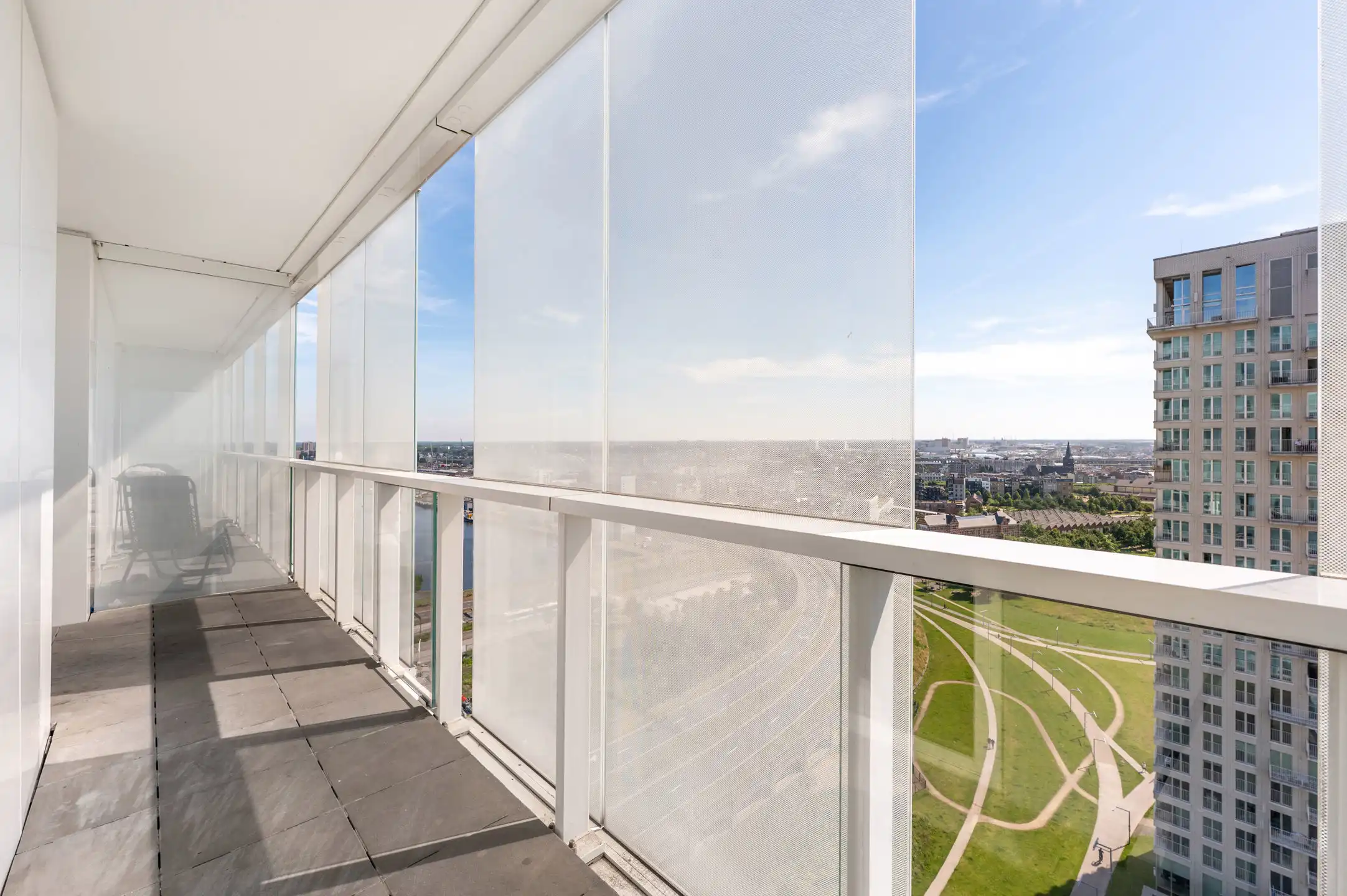 Lichtrijk appartement met terras en EPC A foto 4