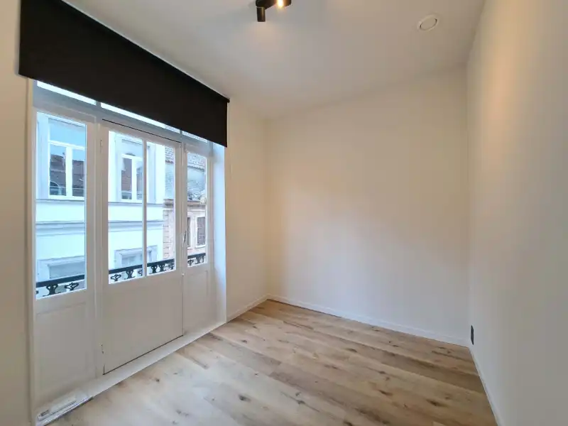 Vernieuwd 1-slaapkamerappartement met Terras te huur in Brugge foto 6