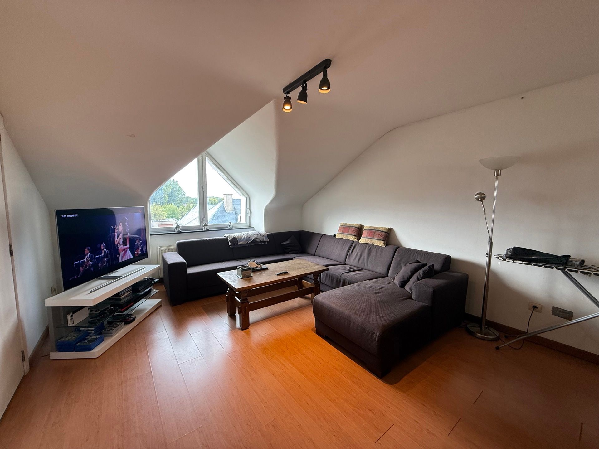 BURST - Dakappartement vlakbij het station. foto 3