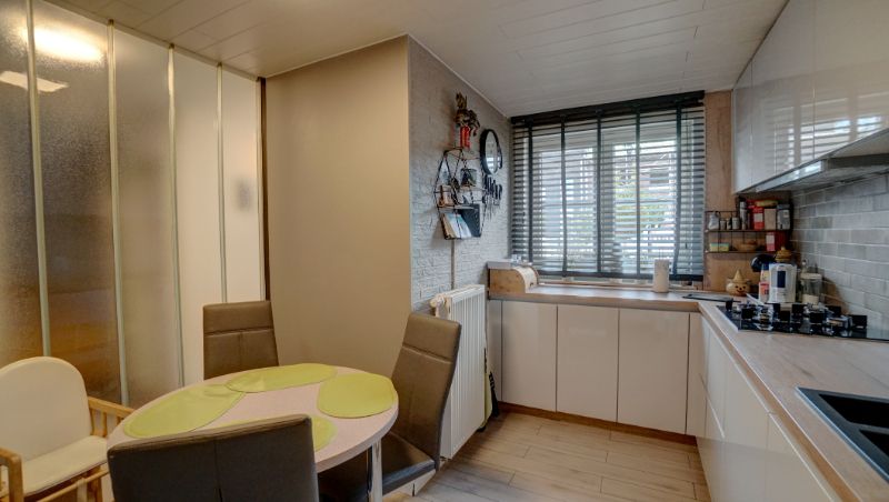 Vernieuwd woonhuis van 140m² met garage en tuin in half-open-bebouwing foto 7