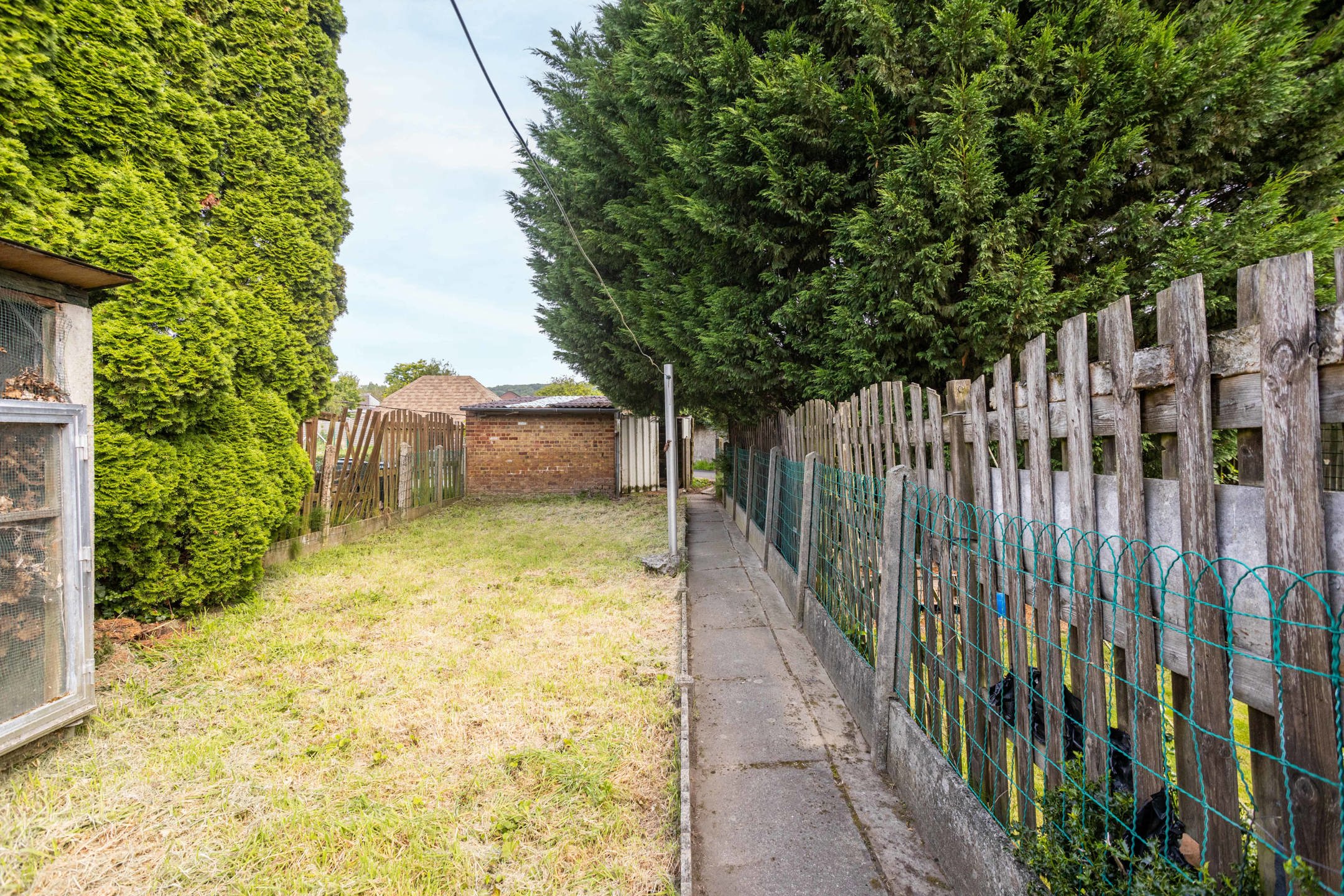 Te moderniseren eigendom met tuin en garage in de stadsrand foto 19