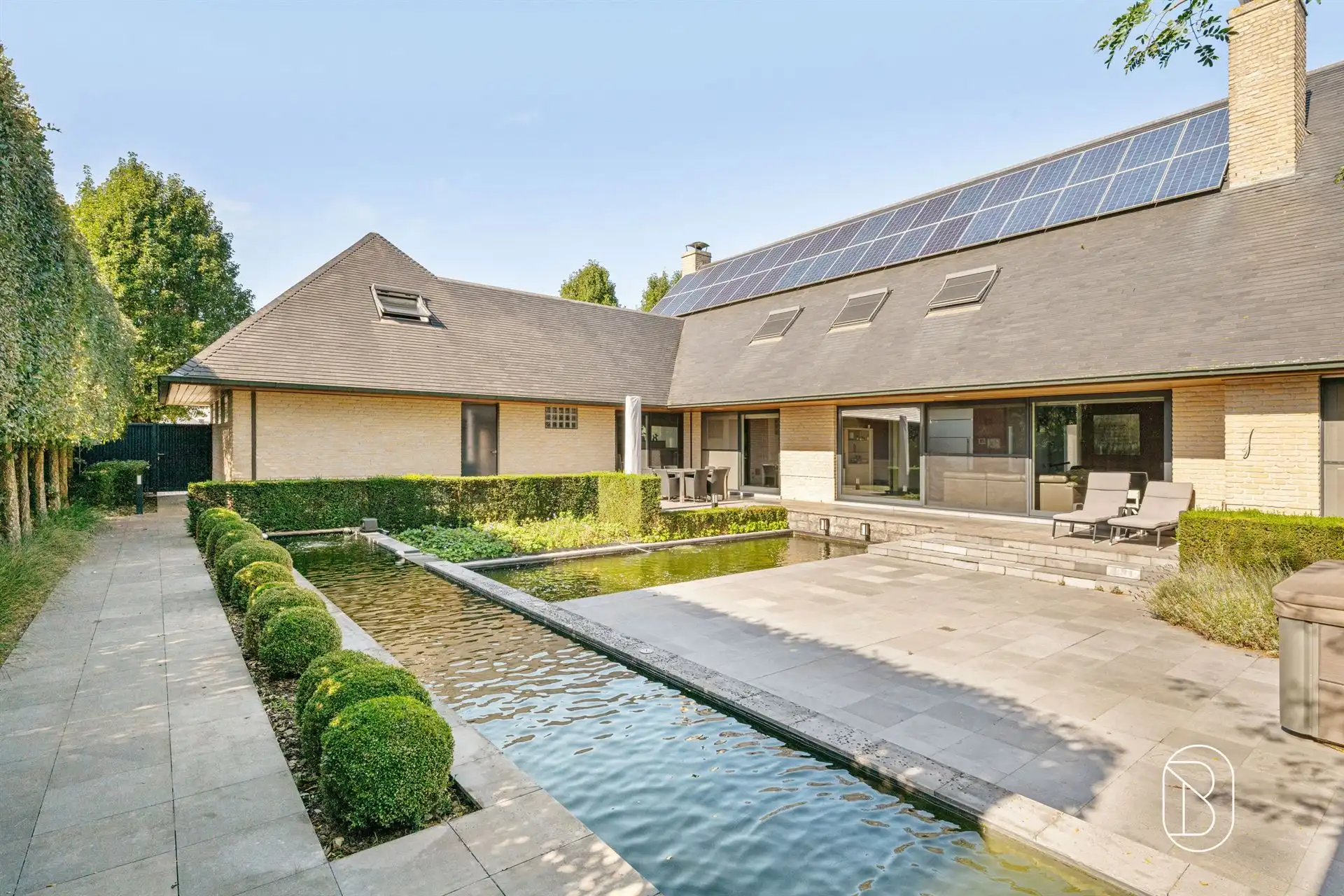 Indrukwekkende eigendom met zwemvijver, en 7 kamers foto {{pictureIndex}}