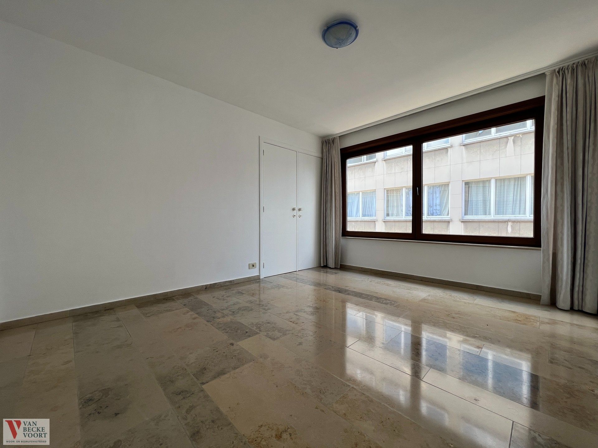 Ruim hoekappartement met zicht op centrale pleinlocatie foto 7