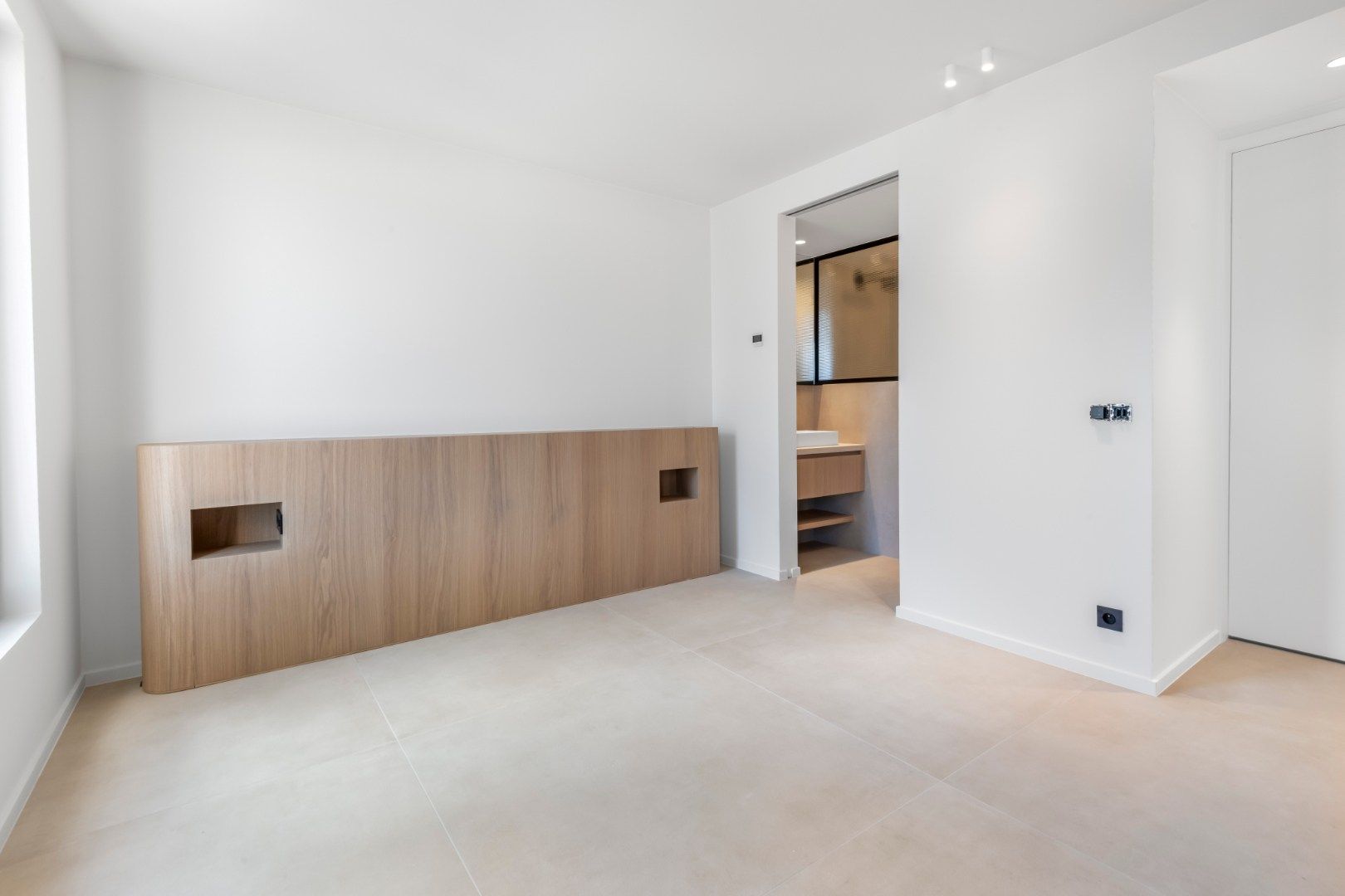 Nieuw, uitzonderlijk hoekappartement met frontaal zeezicht. INCLUSIEF inpandige garagebox.  foto 11