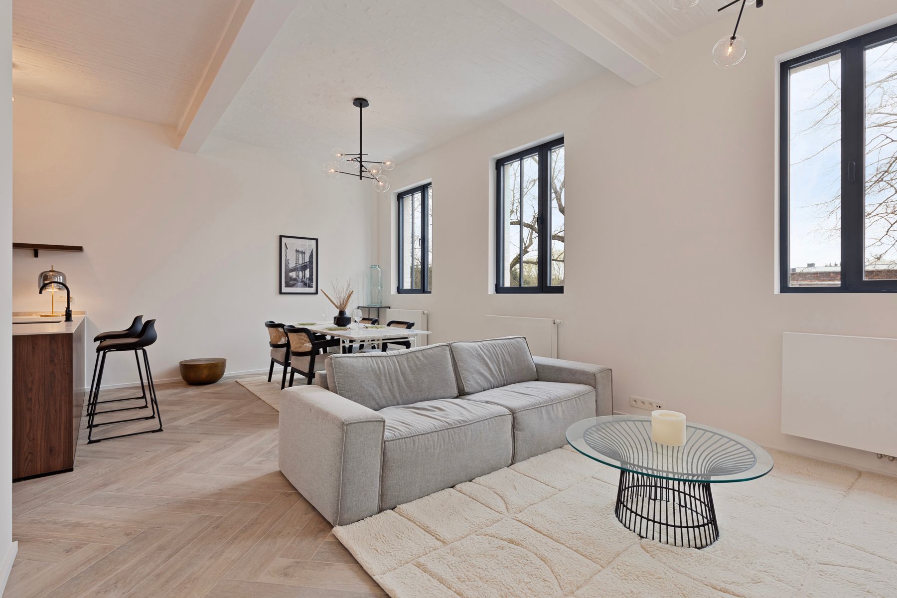 Stijlvol gerenoveerd en bemeubeld 3-slp appartement met tuin foto 2