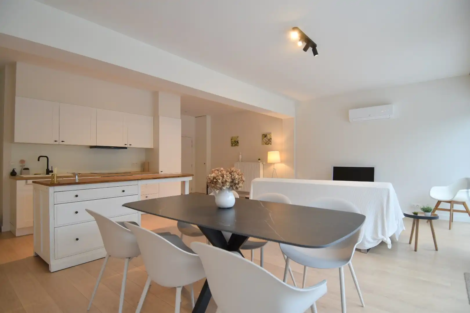 Gerenoveerde woning met tuin en 3 slaapkamers in Kortrijk foto 5