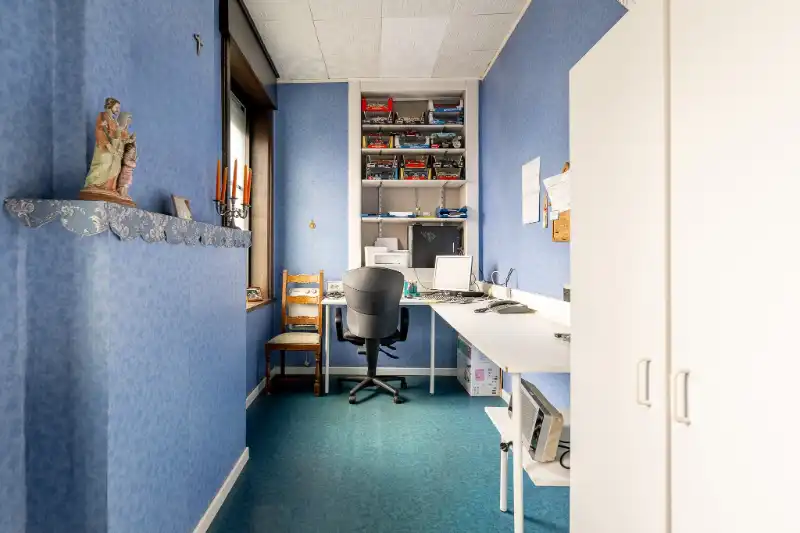 Handelspand met woonst met brede oprit en dubbele garage. foto 11