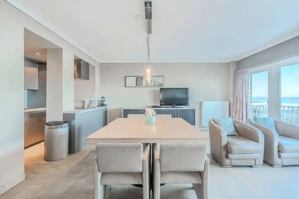 Ruim tweeslaapkamer appartement met frontaal zeezicht! foto 9