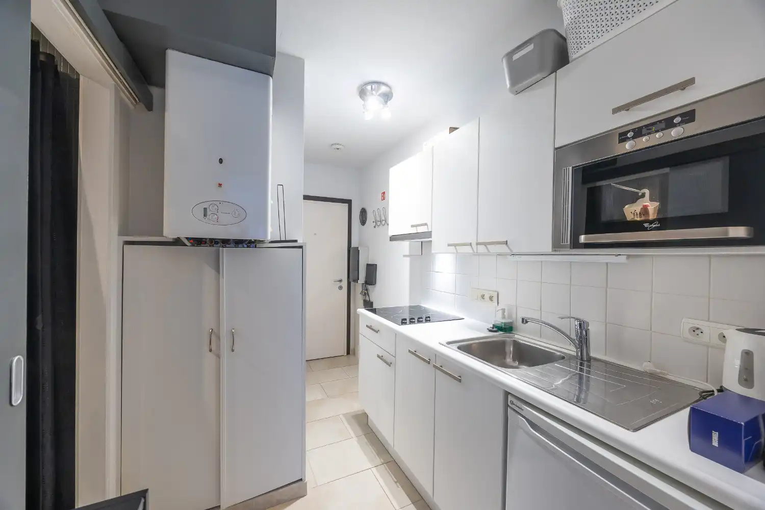 Gemeubelde studio te huur op steenworp van het strand foto 10