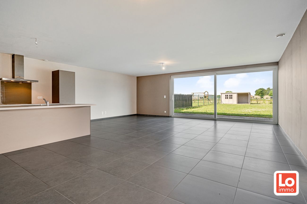 VERKOCHT! Moderne en instapklare halfopen woning met carport in Lochristi! foto 5