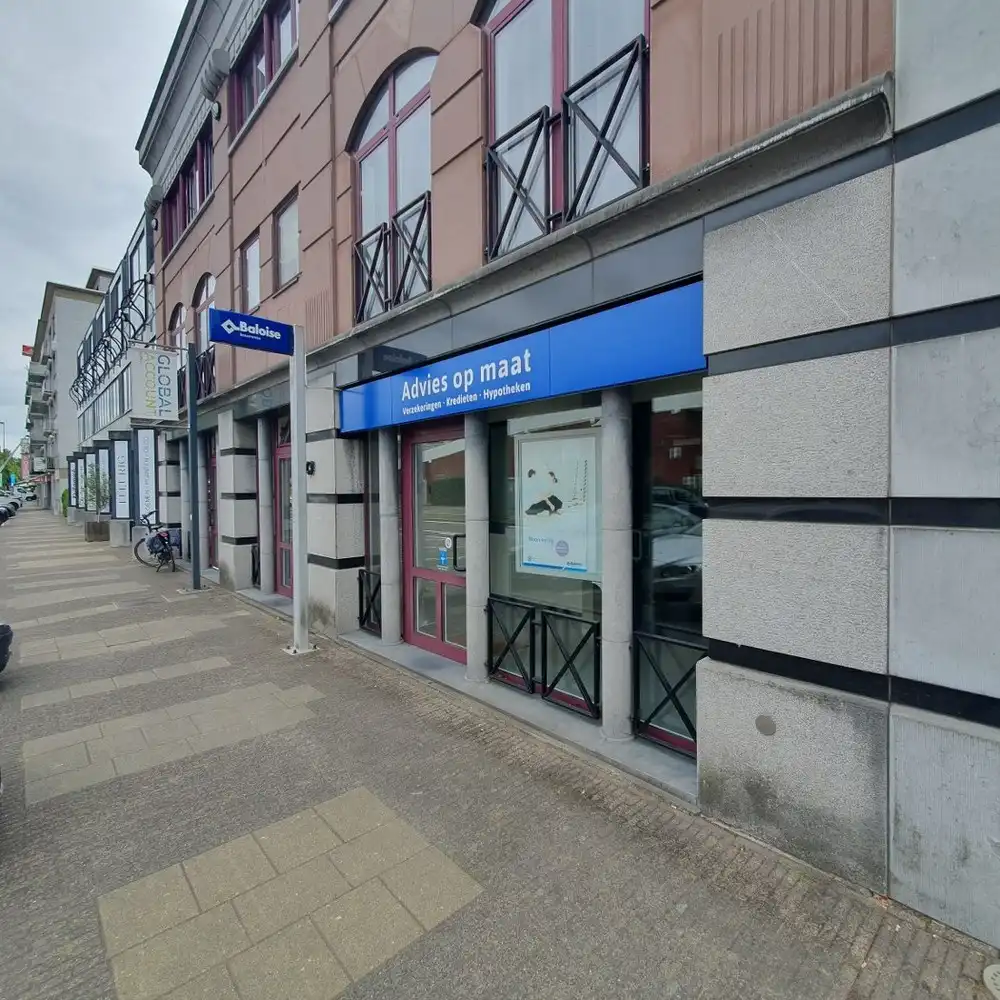 Handelspand met goede zichtbaarheid in het centrum van Neerpelt foto {{pictureIndex}}