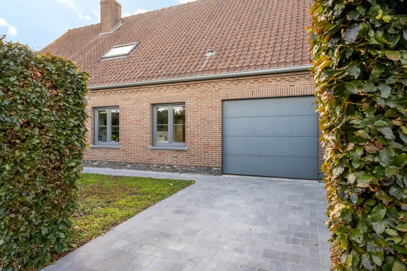 Charmante gerenoveerde woning met 5 slpks op een rustige ligging foto 3