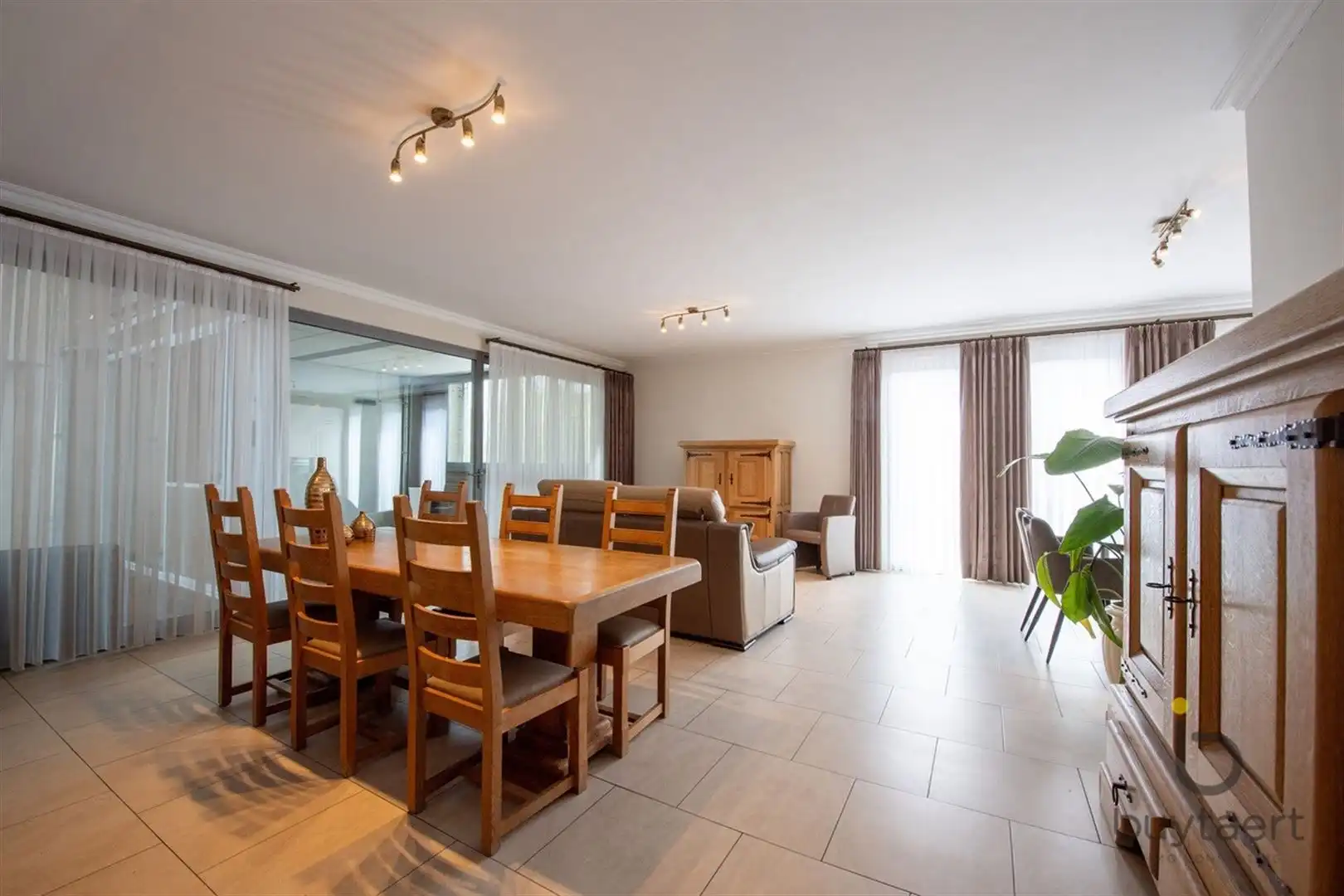 Ruim appartement met vooraan en achteraan terrassen en parking op een pleintje. foto 4