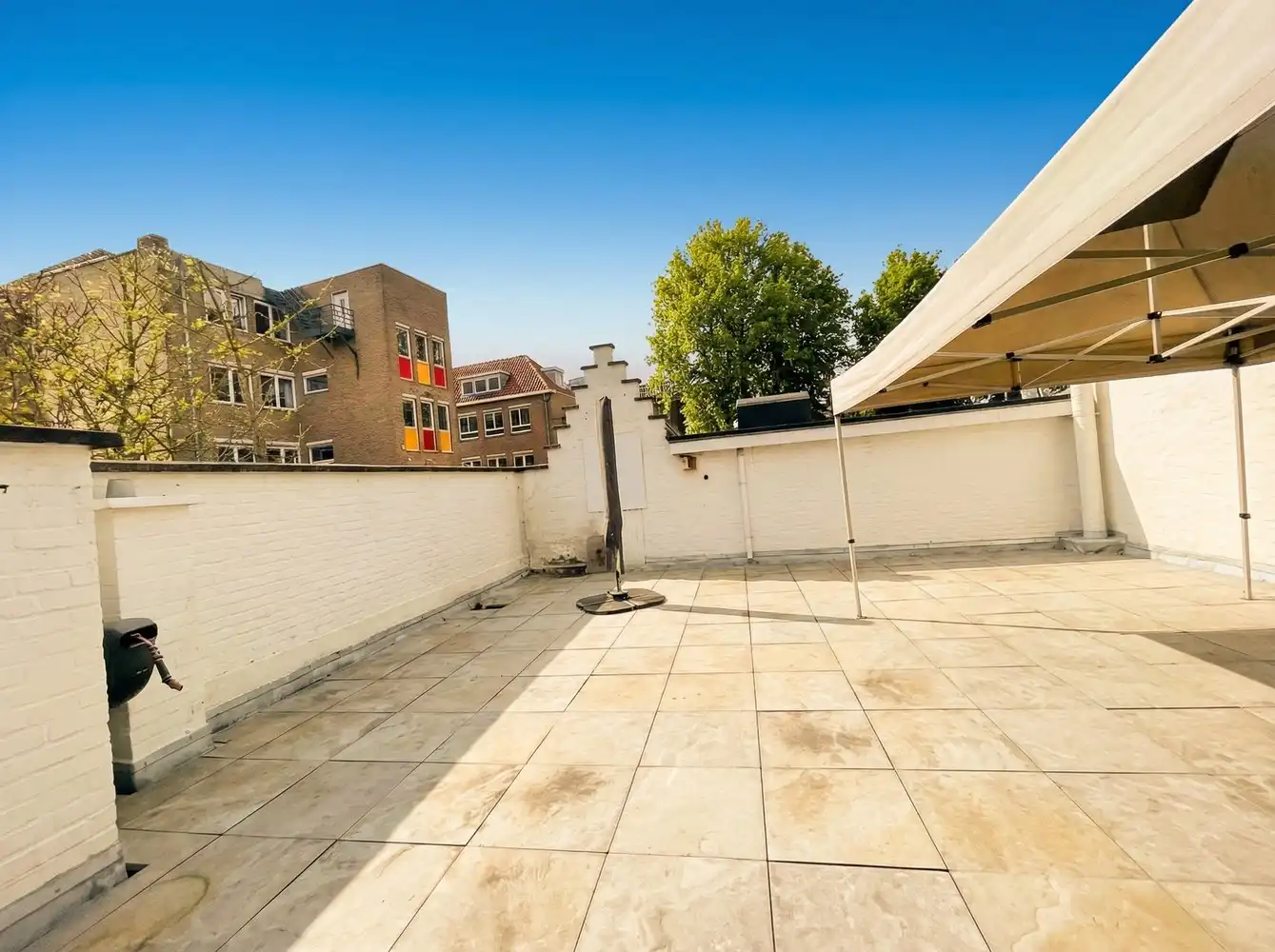 Brugge centrum, aan de Noordzandstraat, vlakbij alle winkels 'tZand  UITZONDERLIJK RUIM WOONHUIS /APPARTEMENT  MET HUISLIFT , 4 slaapkamers + bureau , living van 65m², modern ingerichte grote eet en kookkeuken Zalig wonen!  living van 65m²en zuidgericht terrasZlit terras van 65 m², volledig ingerichte eet-en kookkeuken van 34m²,  grote fietsenberging foto {{pictureIndex}}