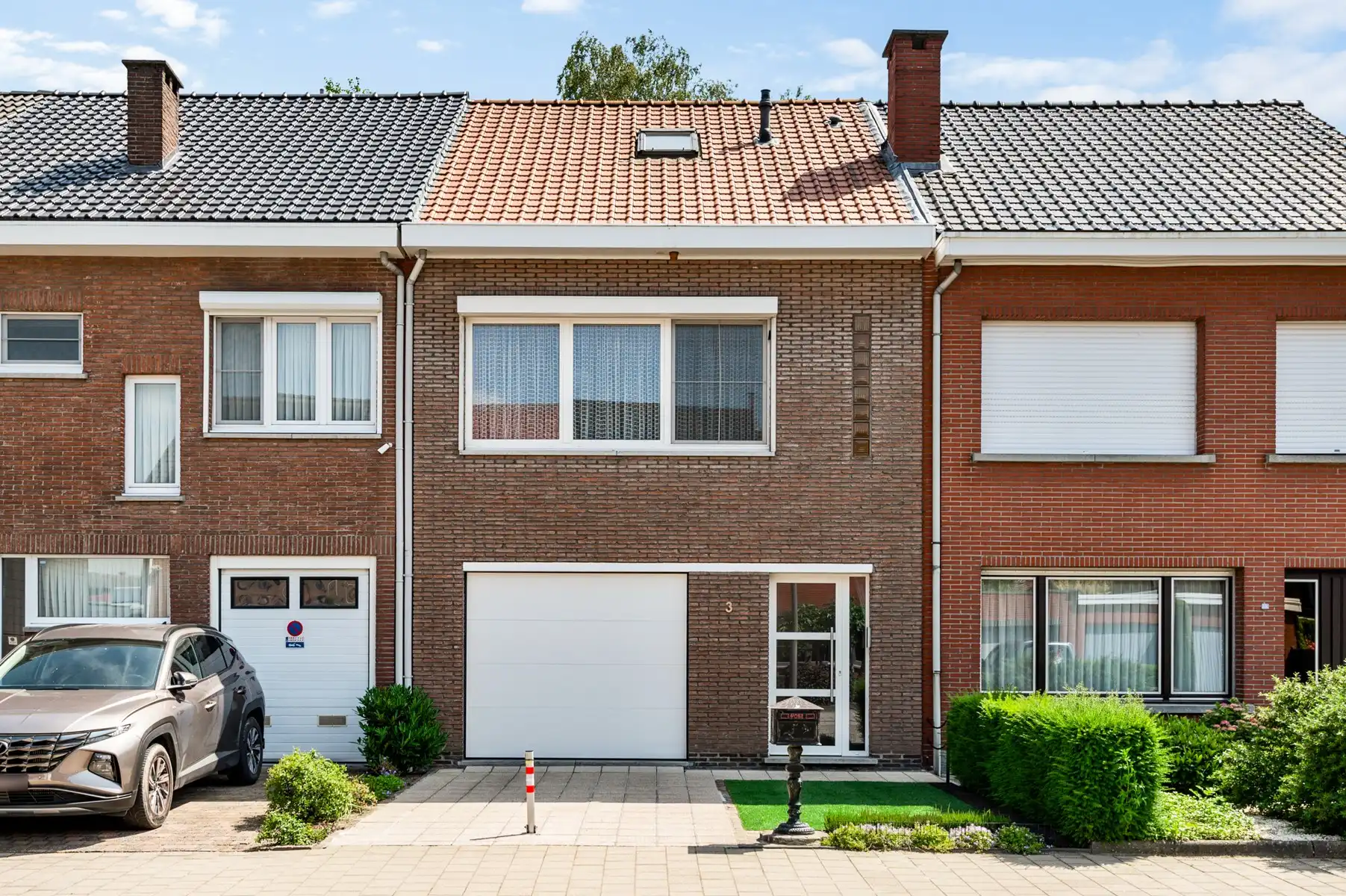Goed gelegen woning met 3 slaapkamers, zonnige tuin en inpandige garage foto {{pictureIndex}}
