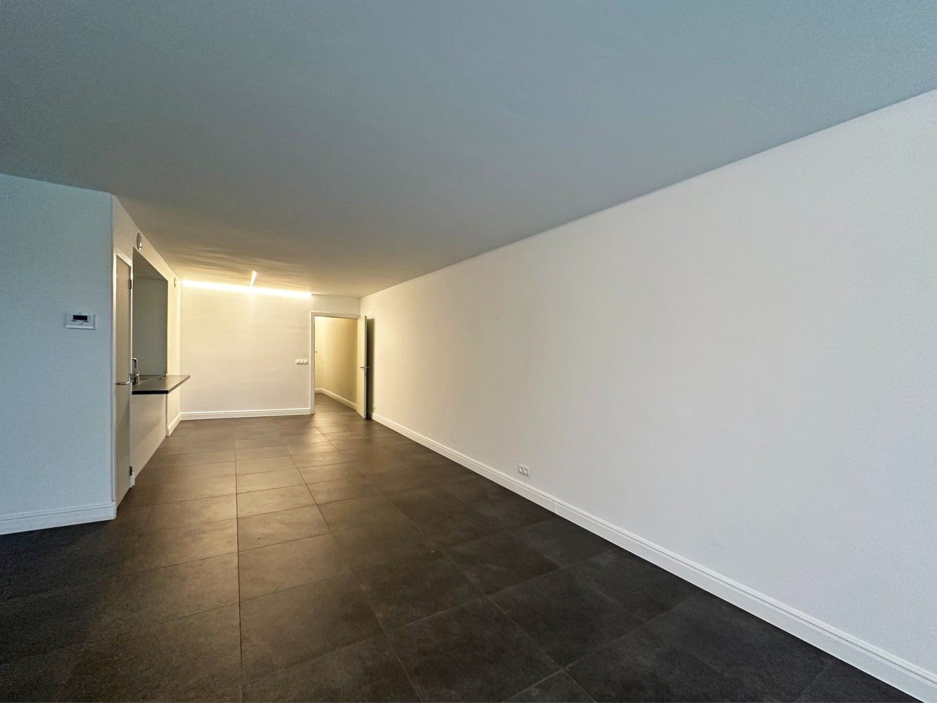 Ruim, gelijkvloers appartement met 2 slaapkamers, terras en een autostaanplaats! foto 4