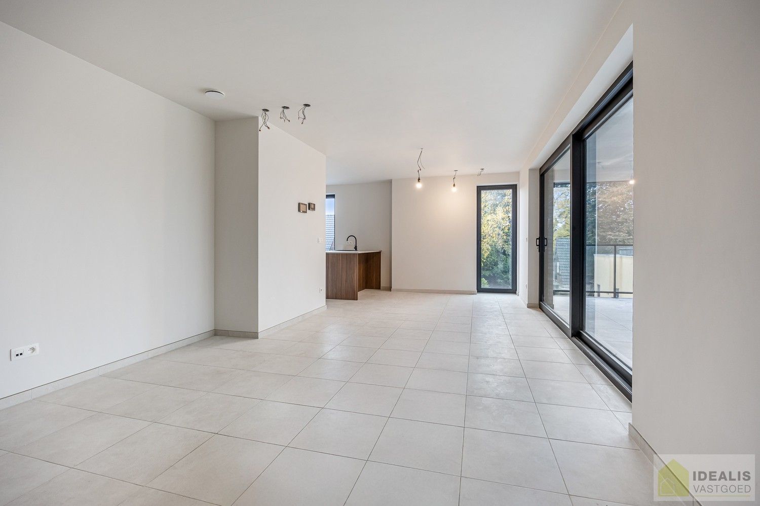 PRACHTIG INSTAPKLAAR NIEUWBOUWAPPARTEMENT MET AUTOSTAANPLAATS EN KELDERBERGING MIDDEN IN HARTJE LOMMEL, EEN AANGENAME LEEFRUIMTE MET OPEN KEUKEN EN AANSLUITEND AAN TERRAS, BERGRUIMTE, 2SLAAPKAMERS EN RUIME BADKAMER. foto 5