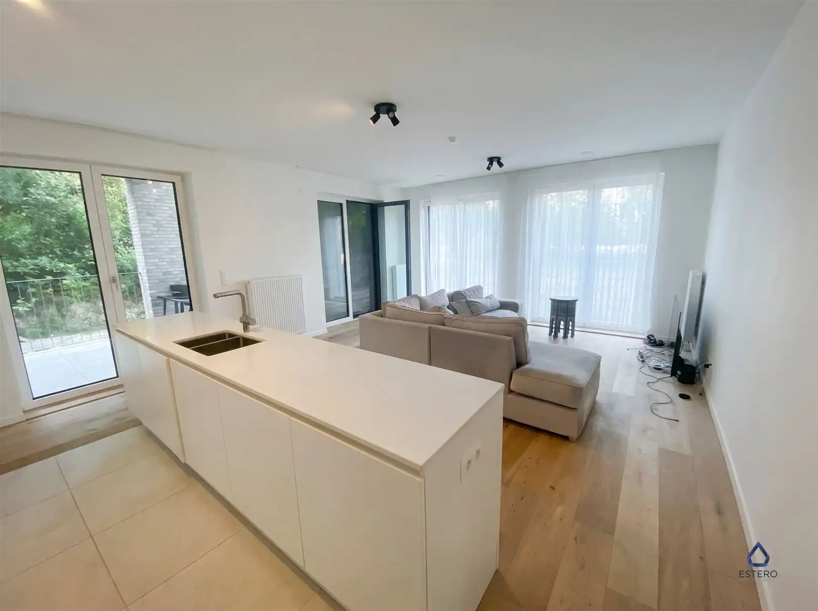 Modern nieuwbouwappt 2-SLK met Terras te Tour & Taxis foto {{pictureIndex}}