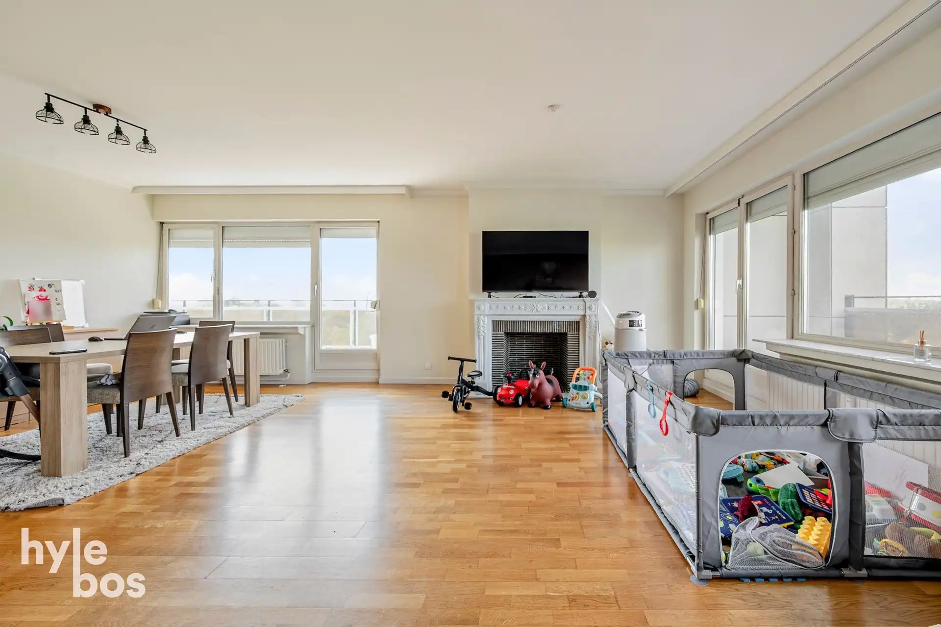 Ruim instapklaar 2 slaapkamer appartement met garage foto 7