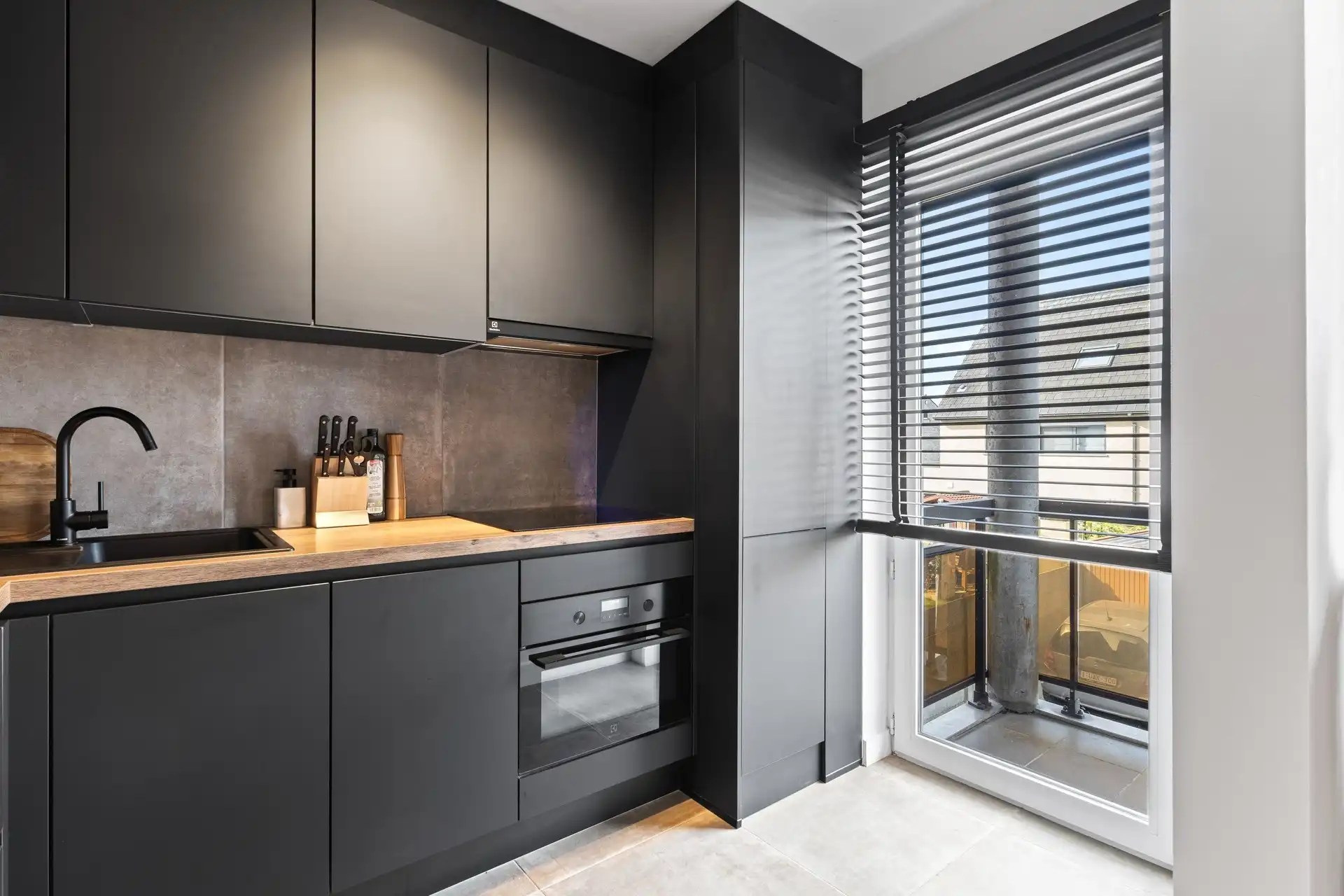 Volledig vernieuwd appartement met lichtrijke leefruimte en rustig terras foto 3