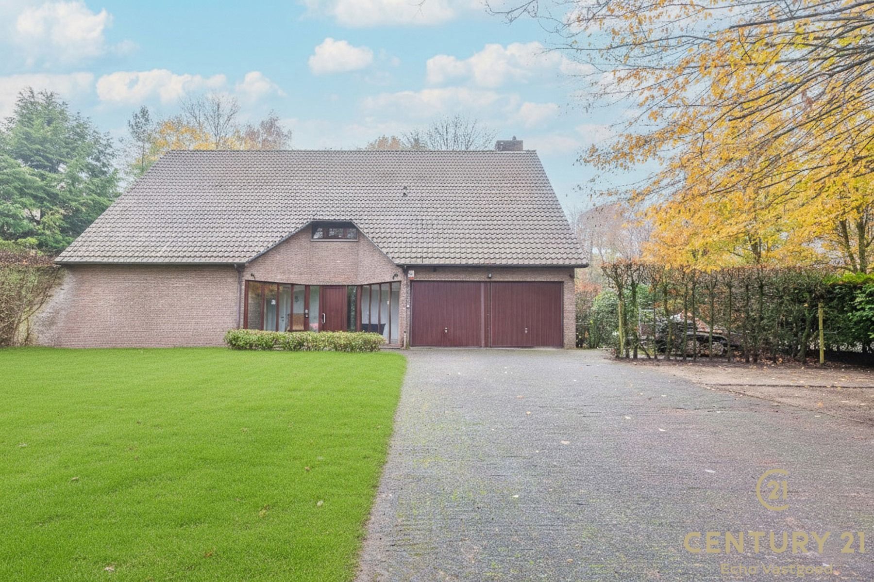 Ruime, unieke villa op royaal perceel in villawijk De Lint. foto {{pictureIndex}}