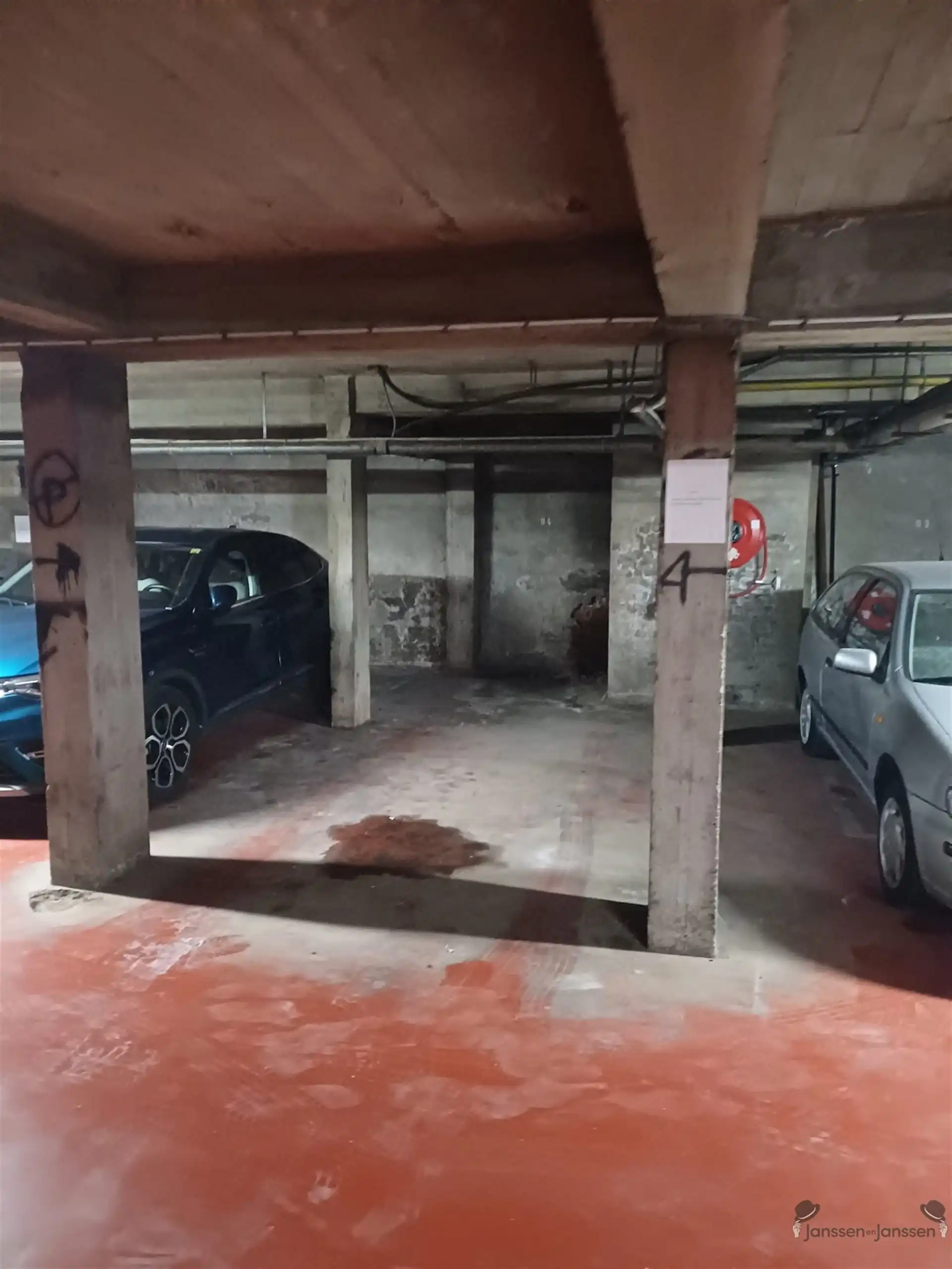 Autostaanplaats in kelderverdieping van een appartementsgebouw foto 2