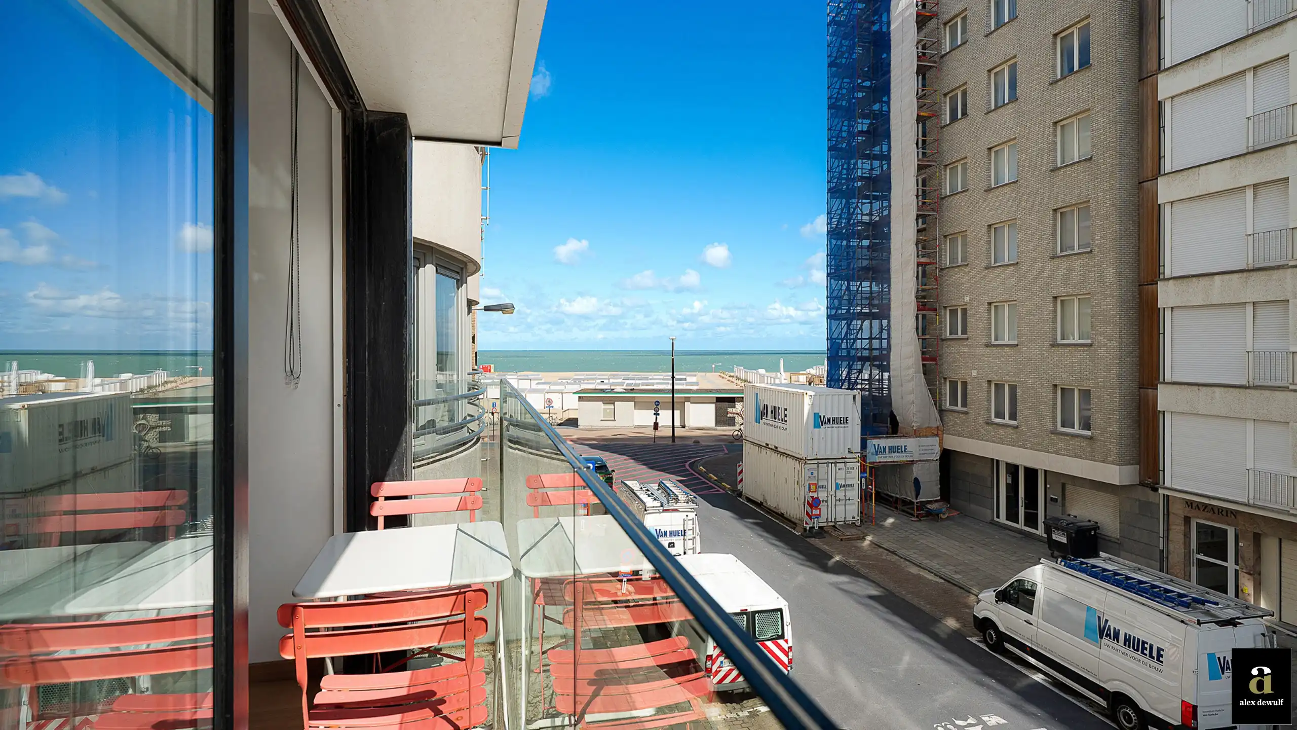 Perfect instapklaar appartement met goed zij zeezicht [Zwaluwenlaan - Albertstrand]. foto {{pictureIndex}}