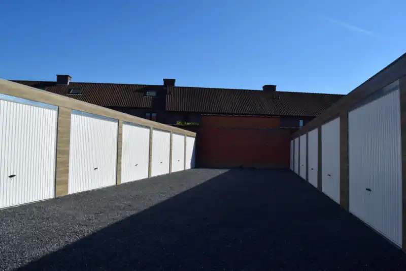 Garageboxen  TE HUUR  : Damberdstraat 37 8800 Roeselare foto {{pictureIndex}}
