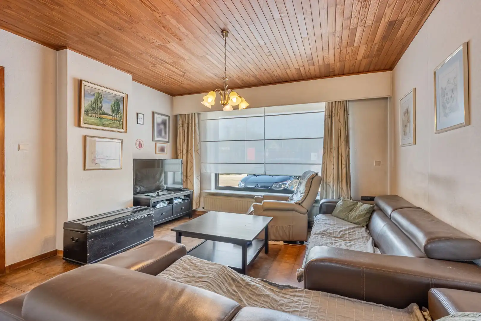 Droomt u van een woning te koop met ruimte, een groot perceel en heel wat mogelijkheden? Dan is deze halfopen bebouwing op een perceel van 10 are 14 absoluut het ontdekken waard 🏡. foto 5