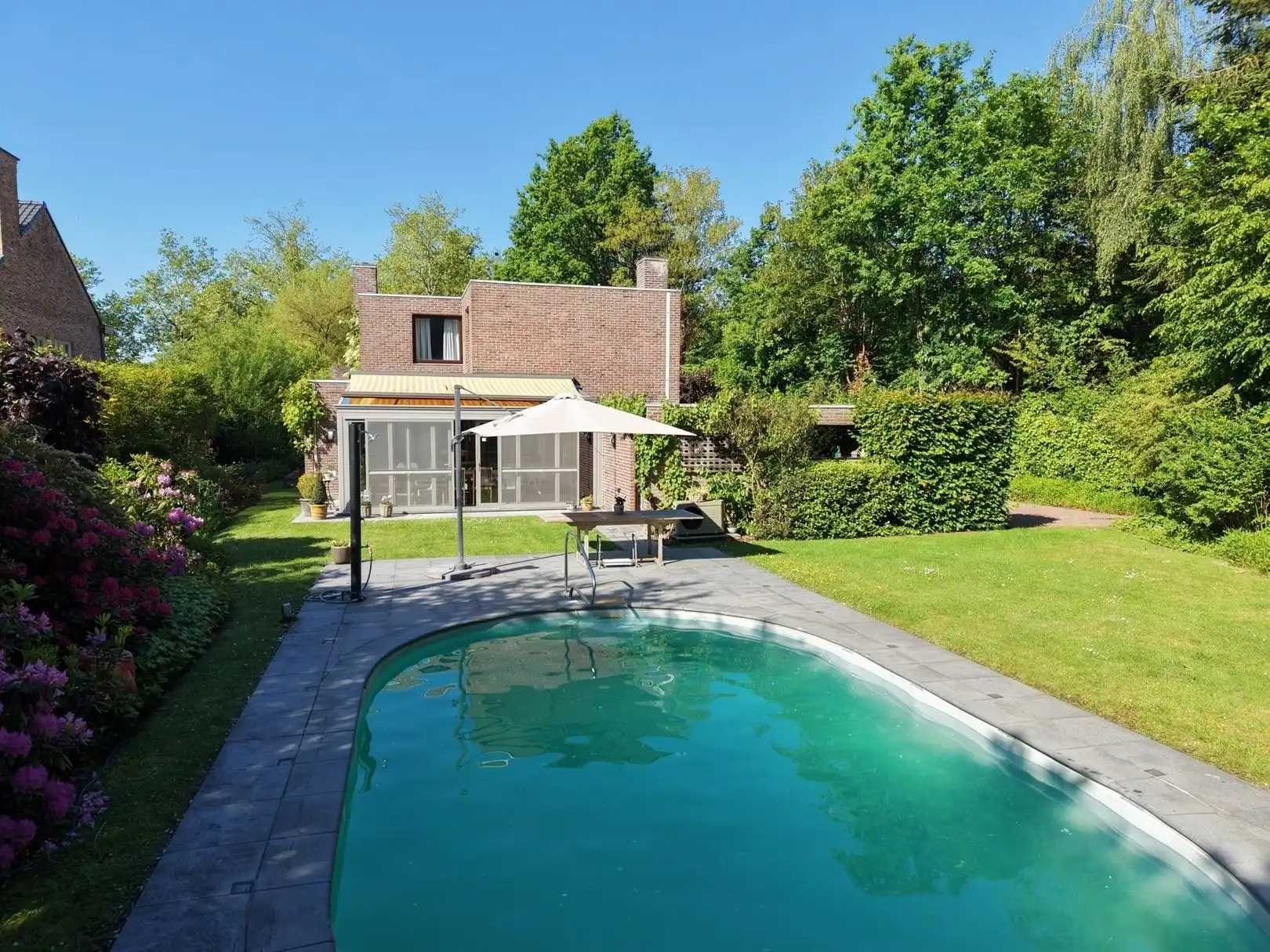 Te renoveren villa in de Mombeekdreef foto 24