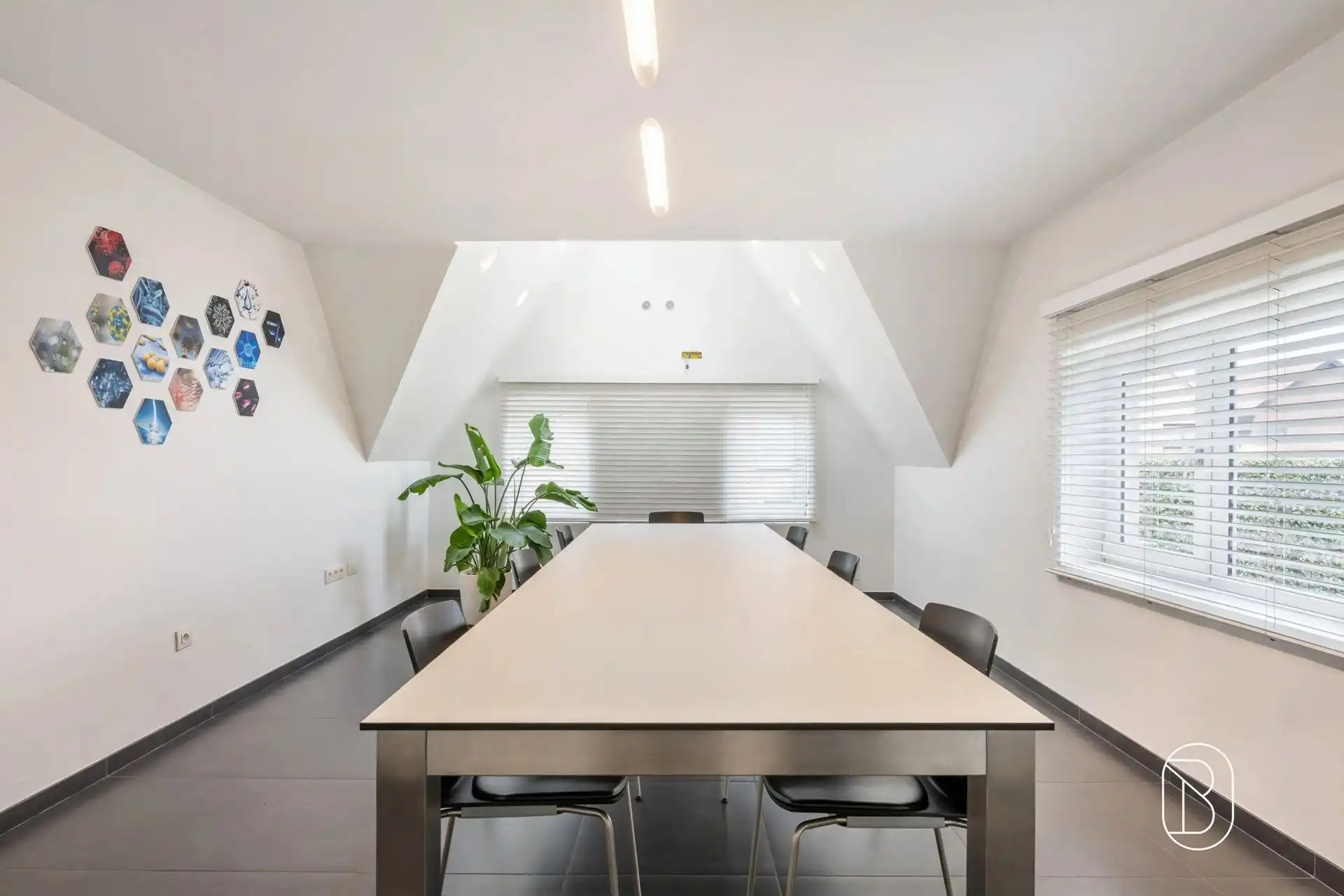 Commercieel gelegen kantoor/praktijk + woonst met atelier foto 21