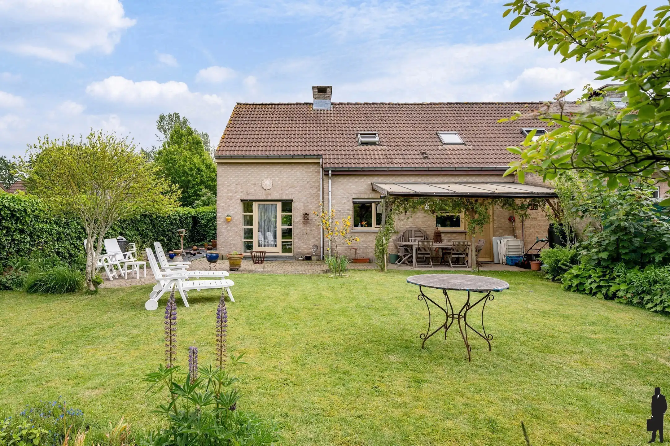 Charmante en lichtrijke gezinswoning met ruime garage en prachtige tuin op gegeerde locatie dichtbij scholen, winkels en station foto 30