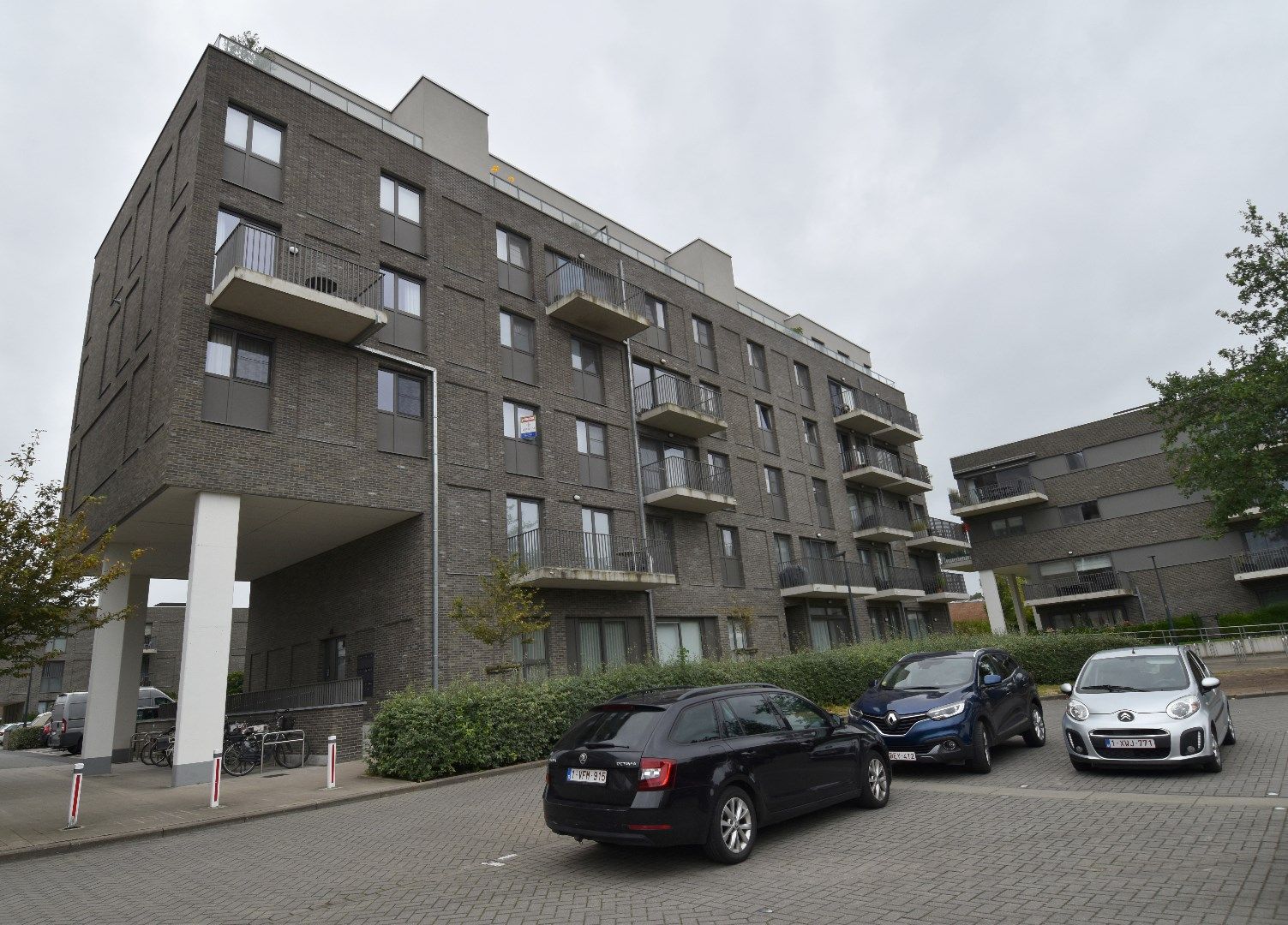 Instapklaar 2 slaapkamer appartement met 2 terrassen in hartje Gullegem foto 1