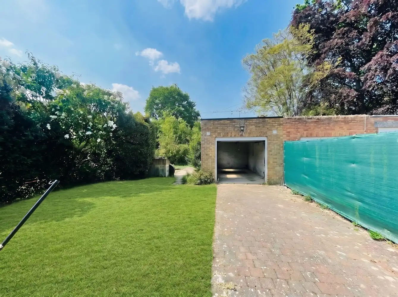 Assebroek INSTAPKLARE CHARMANTE GEZINSWONING, HALF-OPEN BEBOUWING met GROTE ZONNIGE TUIN, OPRIT en GARAGE foto 4