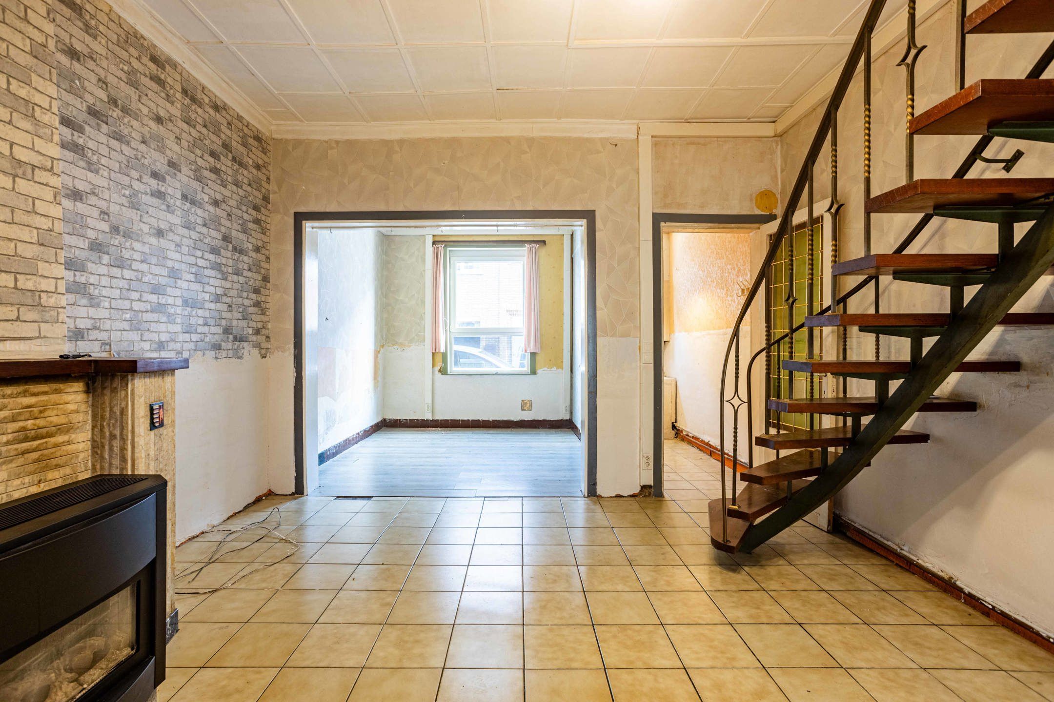 Te renoveren woning met terras op interessante locatie! foto 3