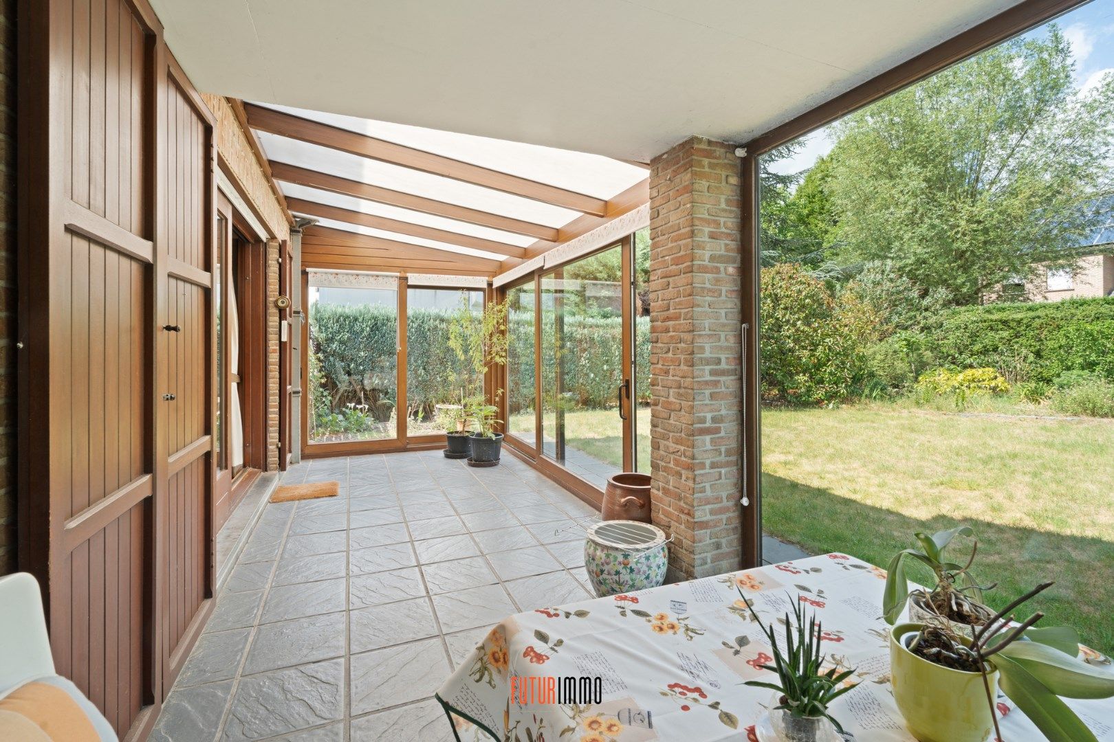Open bebouwing met garage en ruime tuin foto 9